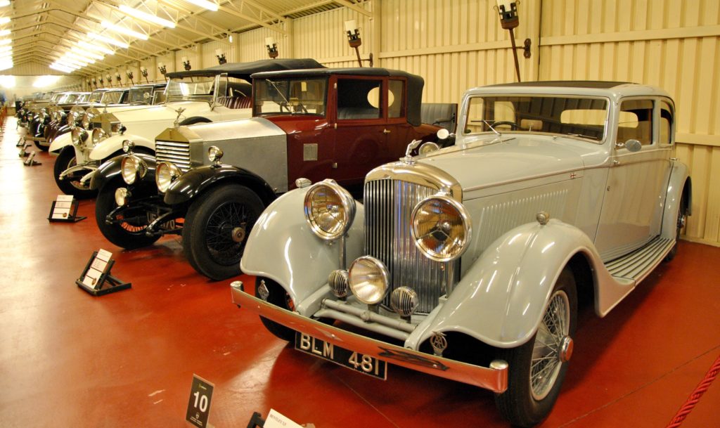 معرض السيارات القديمة